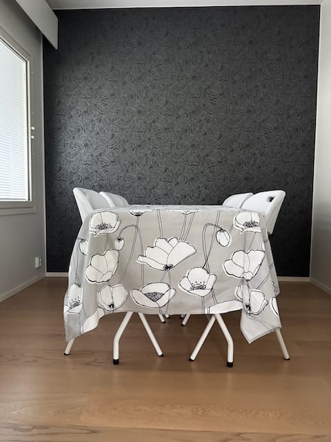 Taitettava pöytäryhmä kuudelle